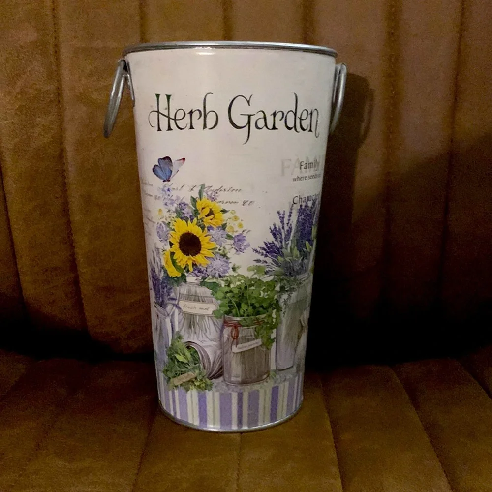 Rustic Tin vase with plastic‎ insert